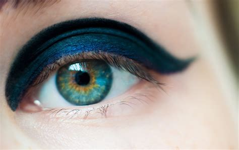 Карандаши для глаз GLIDE-ON 24/7 EYE PENCIL от Urban Decay.