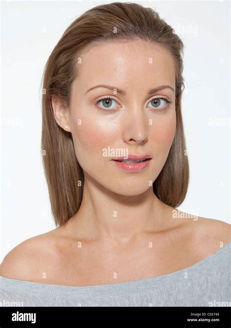 Weibliche Blonde Haare Aus Dem Gesicht Tragen Eine Graue Ab Schulter Oben Peachy Rouge