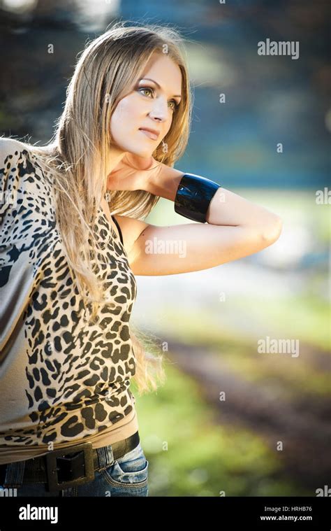 Model Release Anziehend Blondhaarige Frau Im Portrait Attraktive Blonde Frau Im Portrait