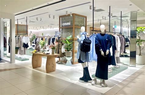 【emmi（エミ）】NEWoMan新宿店リニューアルオープン初日売上653万円、総数476点を突破し、ブランド過去最高売上を樹立 ...
