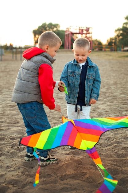 Ni Os Felices Jugando Al Aire Libre Foto Premium