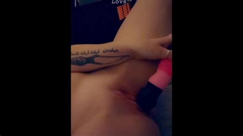 HIPPIE AMATEUR MAKES HERSELF SQUIRT Pornhub