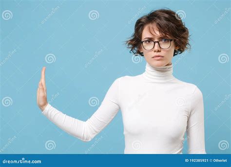 Mujer Joven Y Seria De Brunette Con Anteojos Casuales De Ropa Blanca Posando Aislada En Un Fondo