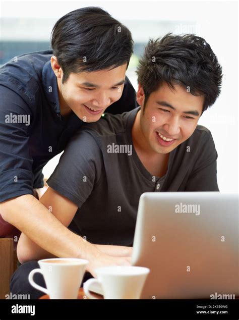 Qu En Est Il De Celui Ci Un Jeune Couple Gay Utilisant Un Ordinateur Portable L Int Rieur