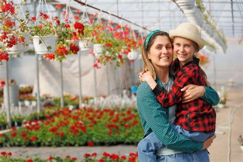 Ragazza Allegra In Camicia Rossa E Cappello A Mani Nude Fotografia