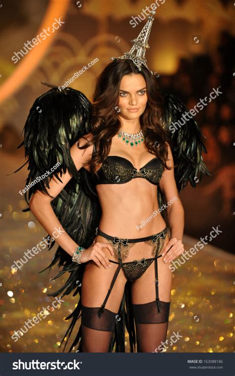 8 Hot Sexy Barbara Stock Bikini Pics