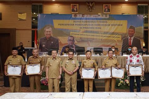 Tampak Mendampingi Bupati Inhil Dalam Kesempatan Sekda Inhil H