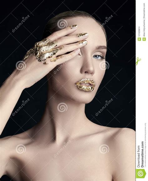 Sexy Blonde Junge Frau In Der Goldenen Folie Stockfoto Bild Von Augen Mode