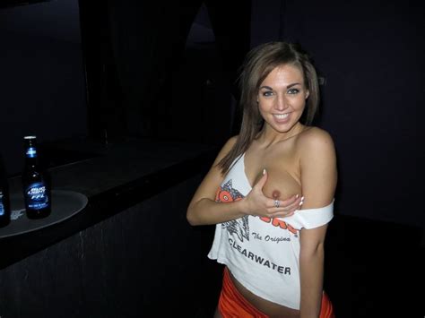 Hooters Girl Val Midwest Serves Up Her Sexy Ass Photos