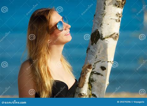 Vacanze Estive Ragazza In Bikini Che Sta Sulla Spiaggia Fotografia Stock Immagine Di Bikini