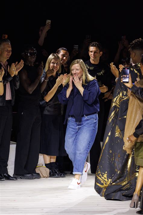 Alexander McQueen, l'ultima sfilata di Sarah Burton: la stilista che