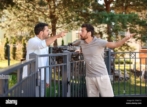 Argument neighbours hi-res stock photography and images - Alamy