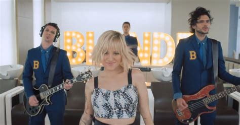 Aliz E Sa Fille Annily Dans Le Clip De Blonde Vid O