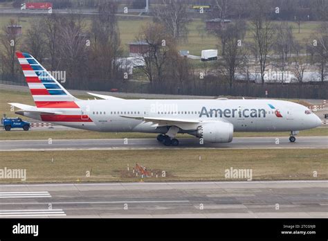 Die Boeing 787-8 Dreamliner B788 der Fluglinie American Airlines AA ...