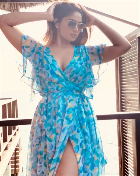 இபபட பஸ கடதத எபபட ஷவனயன வற லவல படட Shivani Narayanan Hot Photos