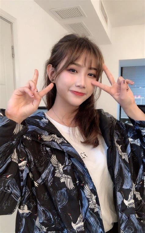 Hot girl triệu follow khoe mặt mộc không xinh như ảnh thế nhưng cư dân mạng lại kéo vào