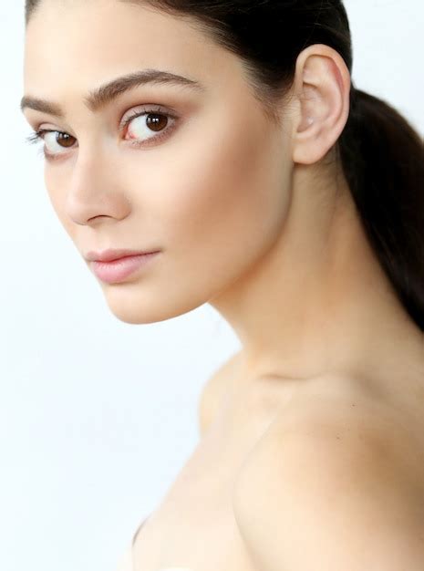 Brunette Jeune Femme Posant Photo Gratuite