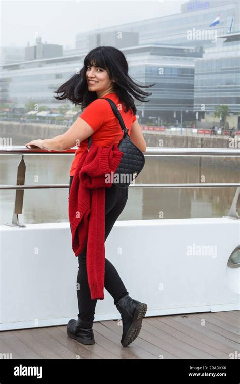 Jeune Latina Femme En Rouge Et Noir Avec De Longs Cheveux Tournant Rapidement Pour Voir La