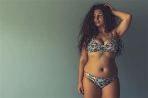 Mujer En Bikini Posando Para Una Foto Foto Premium