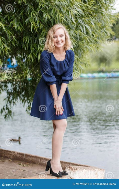 Junge Attraktive Blonde Frau In Einem Sommerpark Stockfoto Bild Von Frau Liebling
