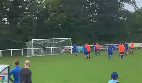 Vid O Le Coup Franc Exceptionnel De Ce Joueur Amateur De Lorne Dans La Lucarne