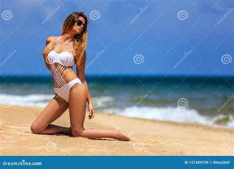 Modele En El Bikini Blanco Que Presenta En La Playa Imagen De Archivo Imagen De Afuera