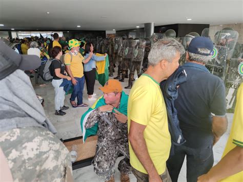 Metrópoles On Twitter Bolsonaristas Invadem O Palácio Do Planalto Em