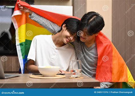 Jovem Casal Gay Sob A Bandeira Do Orgulho Lgbtq Conceito De Liberdade Sexual E Igualdade De
