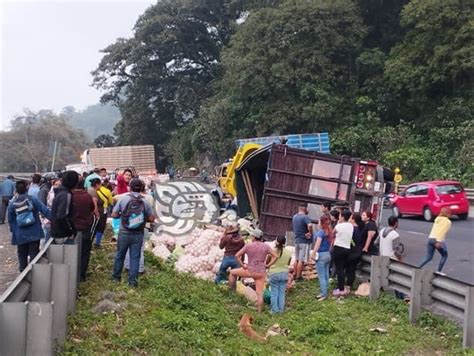 Vuelca Camión Cargado De Frutas Y Verduras En La Puebla Orizaba Se Desata Rapiña