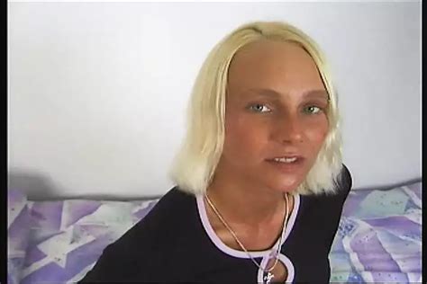 Pierwszy dildo w tyłku dziewczyna jęczy z radości xHamster