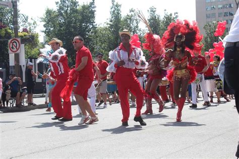 carnaval e atletas Parada Gay de Montreal confronta polêmica russa