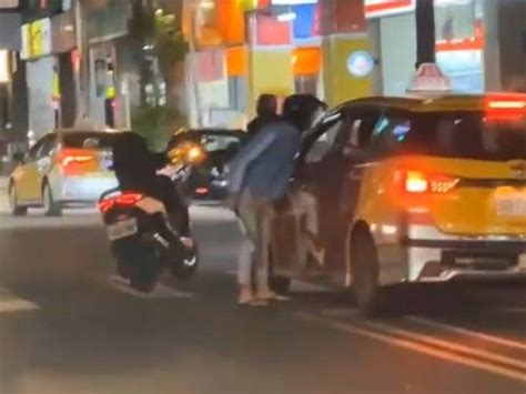 不爽路口迴轉！新北失控男逆向攔車 當街掏球棒狂砸小黃 社會萬象 生活 Nownews今日新聞