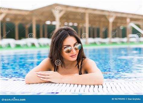 Arbeiten Sie Foto Des Sexy Schönen Mädchens Im Eleganten Bikini Um Der Im Swimmingpool Sich