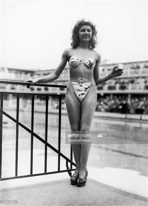 Hot girl người đẹp Việt mặc váy lụa thay bikini đi tắm biển có lạc quẻ