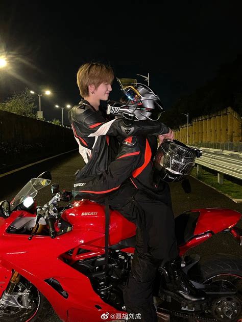 Pin by Leöpard on random Cute gay couples Cute gay Cute couple pictures