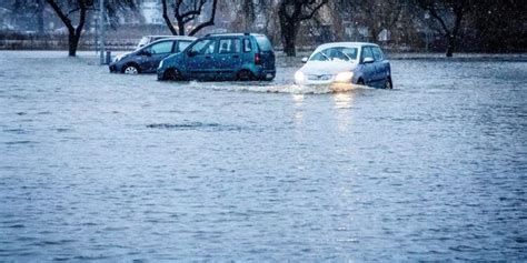 Fr O Extremo Nieve E Intensas Lluvias Colapsan Media Europa Agencia