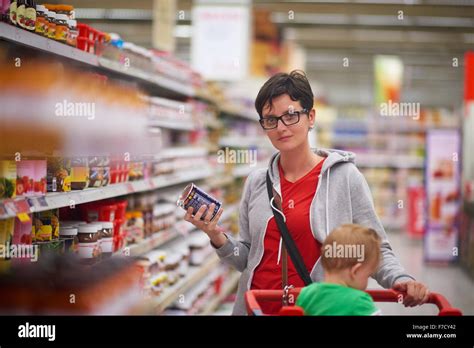 Una joven madre con su bebé en el shopping mall supermercado tienda de