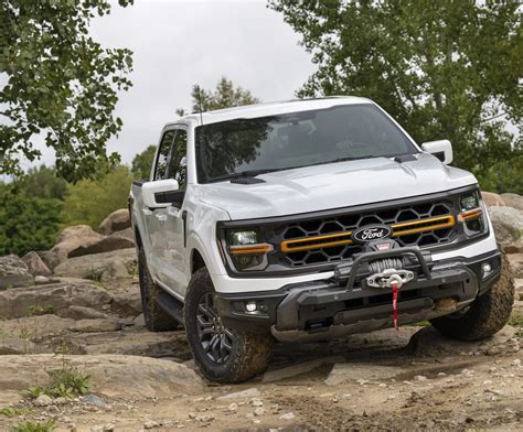 2024 Ford F 150 Lariat V8 Vs F 150 Lariat Lightning Ev