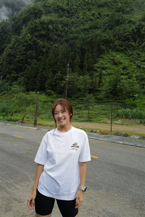 Hot girl boxing từng gầy trơ xương đáng báo động nay tròn trịa thấy rõ chuộng mốt áo váy khoét