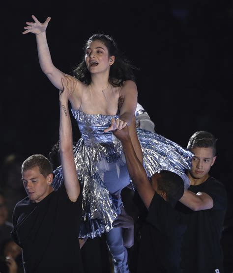 Lorde Se Arrranca A Cantar Por Rosal A En Un Concierto As Suena La Cover Que Ha Hecho De Hentai