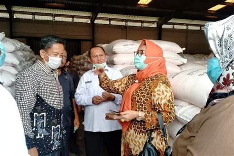 Ribuan Ton Pupuk Menumpuk Di Gudang Radar Mojokerto