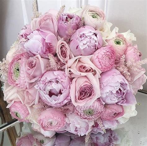 Букет из пионов и роз - 54 фото