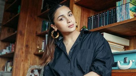Brahmastra star Alia Bhatt stuns in all-black outfit, fans say 'beauty ...