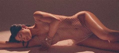 Kylie Jenner deixa fãs de queixo caído ao ostentar curvas look nude Celebridades Monet