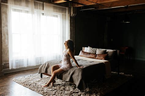 Flattering Boudoir Poses for Every Shape - kristengilesphotography.com