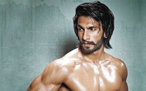Ranveer Singh Shows Off His Drool Worthy HOT BOD Which Will Surely Take Away Your Mid Week Blues