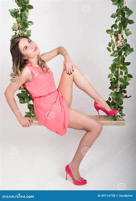 Belle Jeune Blonde Aux Longues Jambes Dans Une Petite Robe Rose Et Des Chaussures Talons Hauts