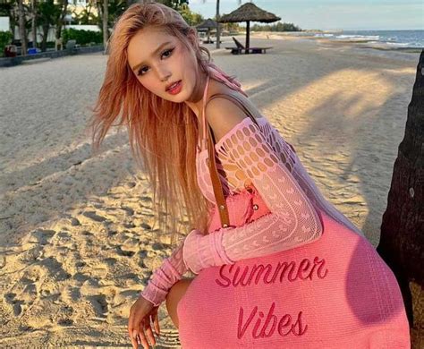 Xoài Non gây sốt với loạt ảnh khoe dáng nuột nà với bikini màu hồng Tạp chí Doanh Nghiệp