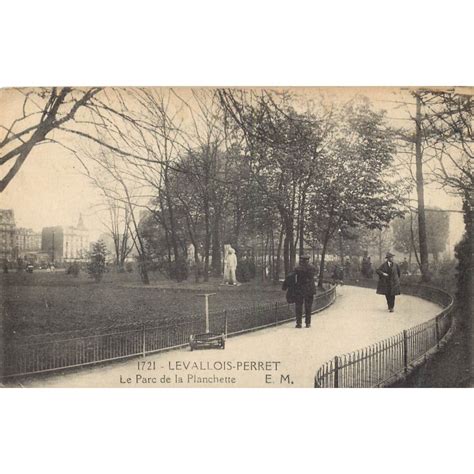 Levallois Perret Ancienne Tondeuse Au Parc De La Planchette