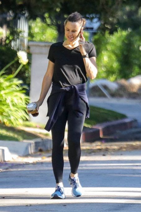 Jennifer Garner Seen On A Stroll In Brentwood Famousfix